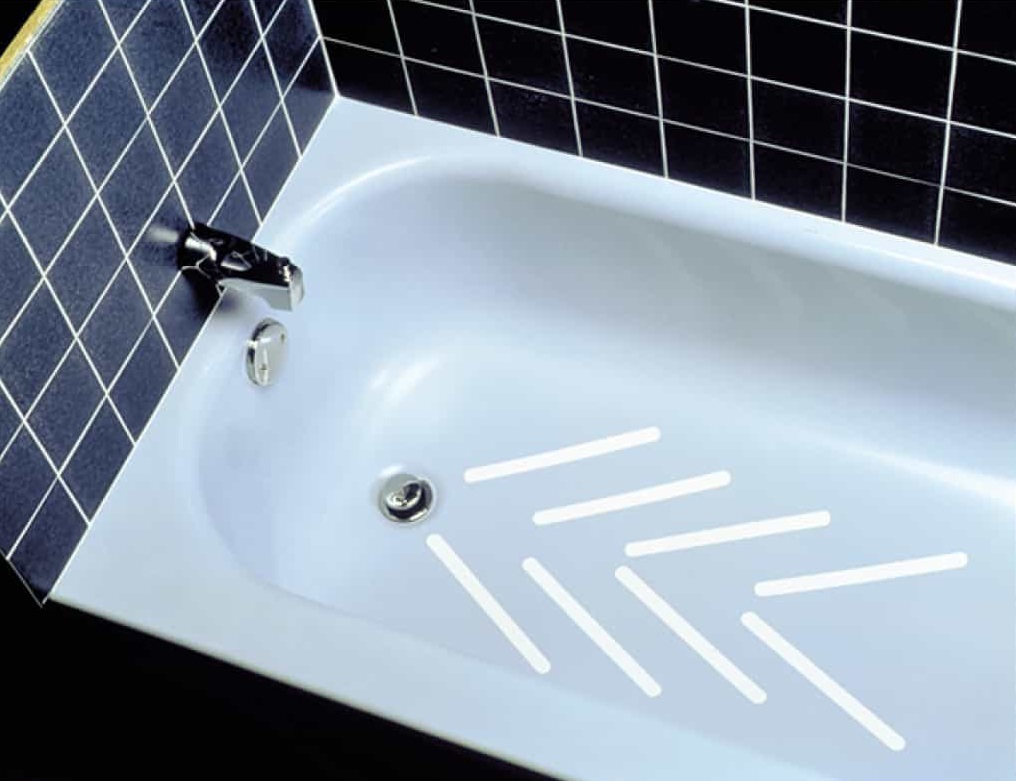 Image of bathtub with non-slip treads